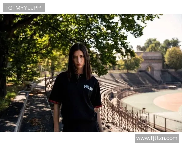 足球明星展现运动魅力穿着时尚运动服引领潮流风尚