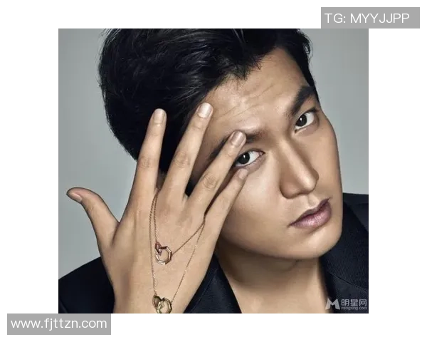 足球明星魅力四射黑色晚礼服展现优雅风范与时尚品味